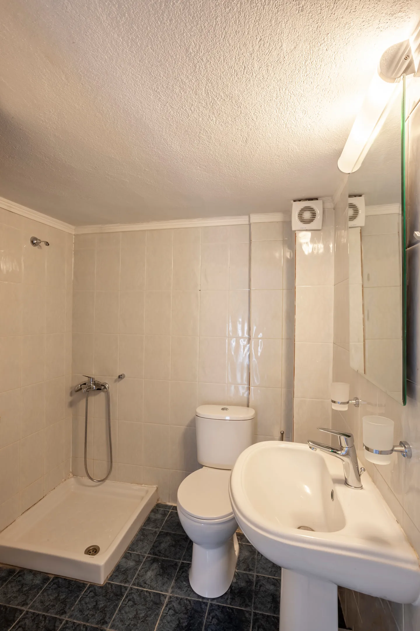 Tiara Holidays - Aris Luxury - 3 bedroom apartment - bathroom